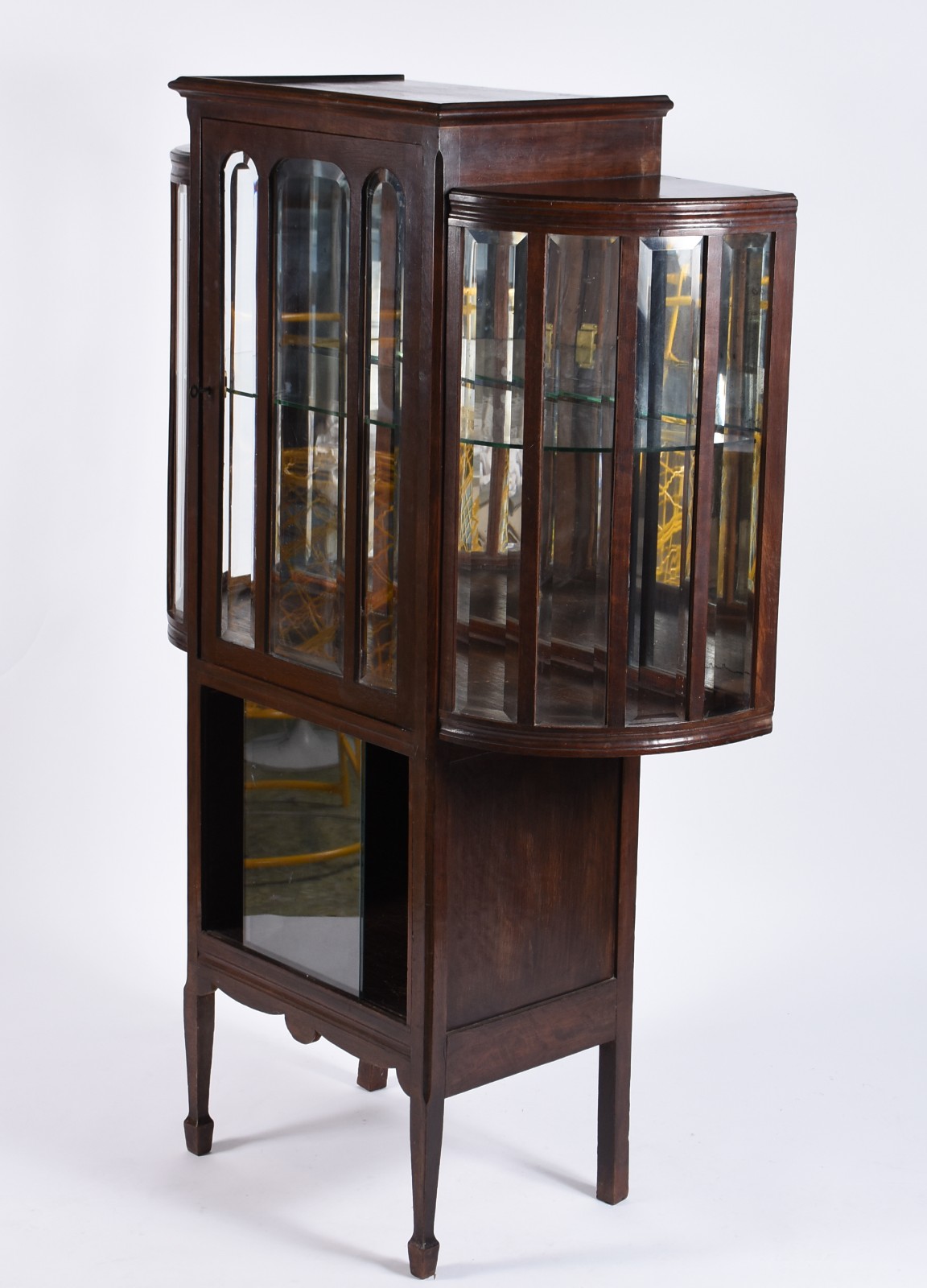 Vitrine de madeira nobre com porta e alçadas laterais de vidro... - foto 1 de 5