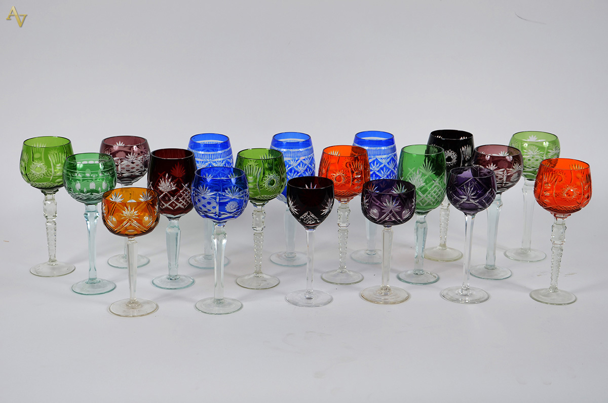 Conjunto com 19 cálices de pé alto para vinho, diversas cores e...