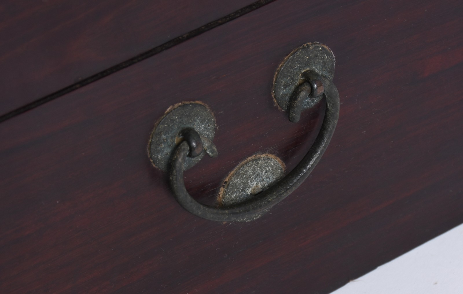 Pequeno baú de madeira com ferragens aparentes.(oxidadas). - foto 4 de 6