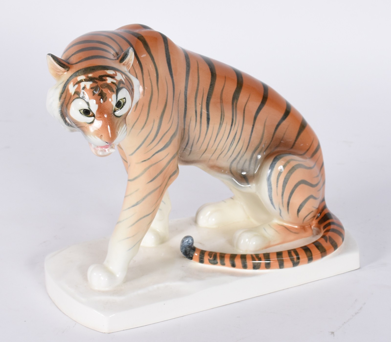 Escultura de porcelana policromada representando tigre. Marca do... - foto 1 de 6