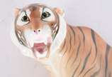 Escultura de porcelana policromada representand... - Escultura de porcelana policromada representando tigre. Marca do fabricante na base.