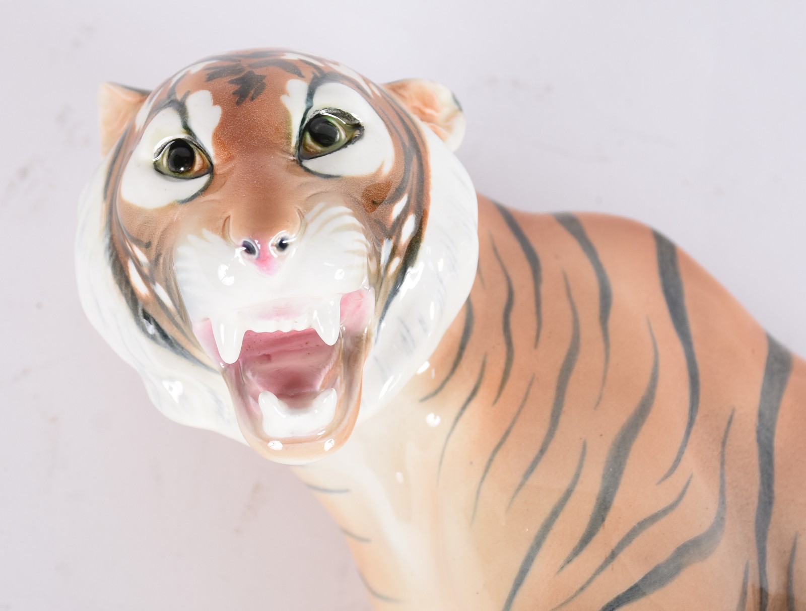 Escultura de porcelana policromada representando tigre. Marca do... - foto 2 de 6