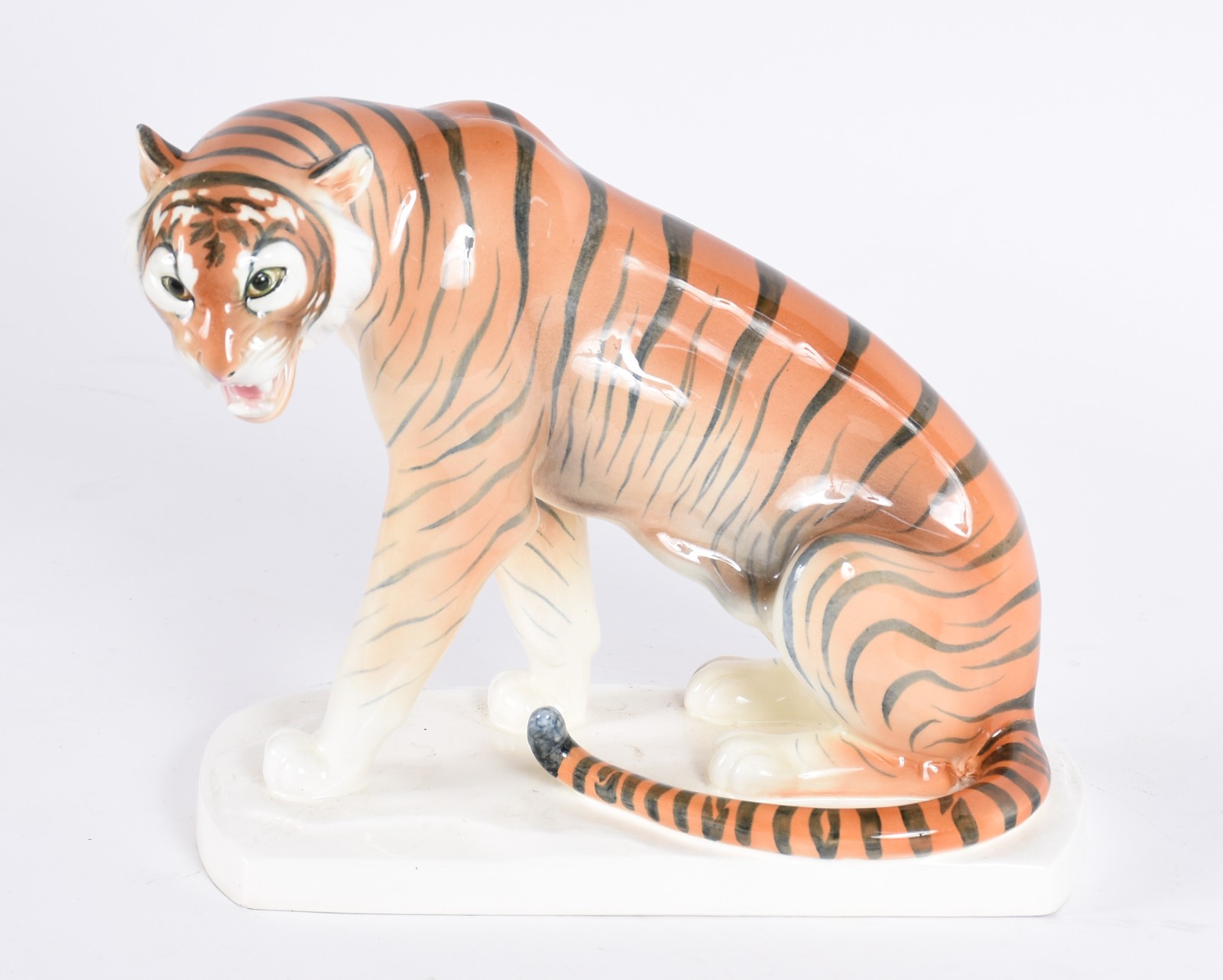 Escultura de porcelana policromada representando tigre. Marca do... - foto 3 de 6
