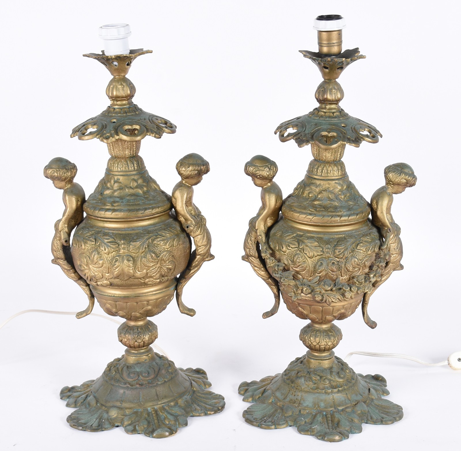Par de abatjoures de metal dourado decorados com figuras de anjos nas... - foto 1 de 6