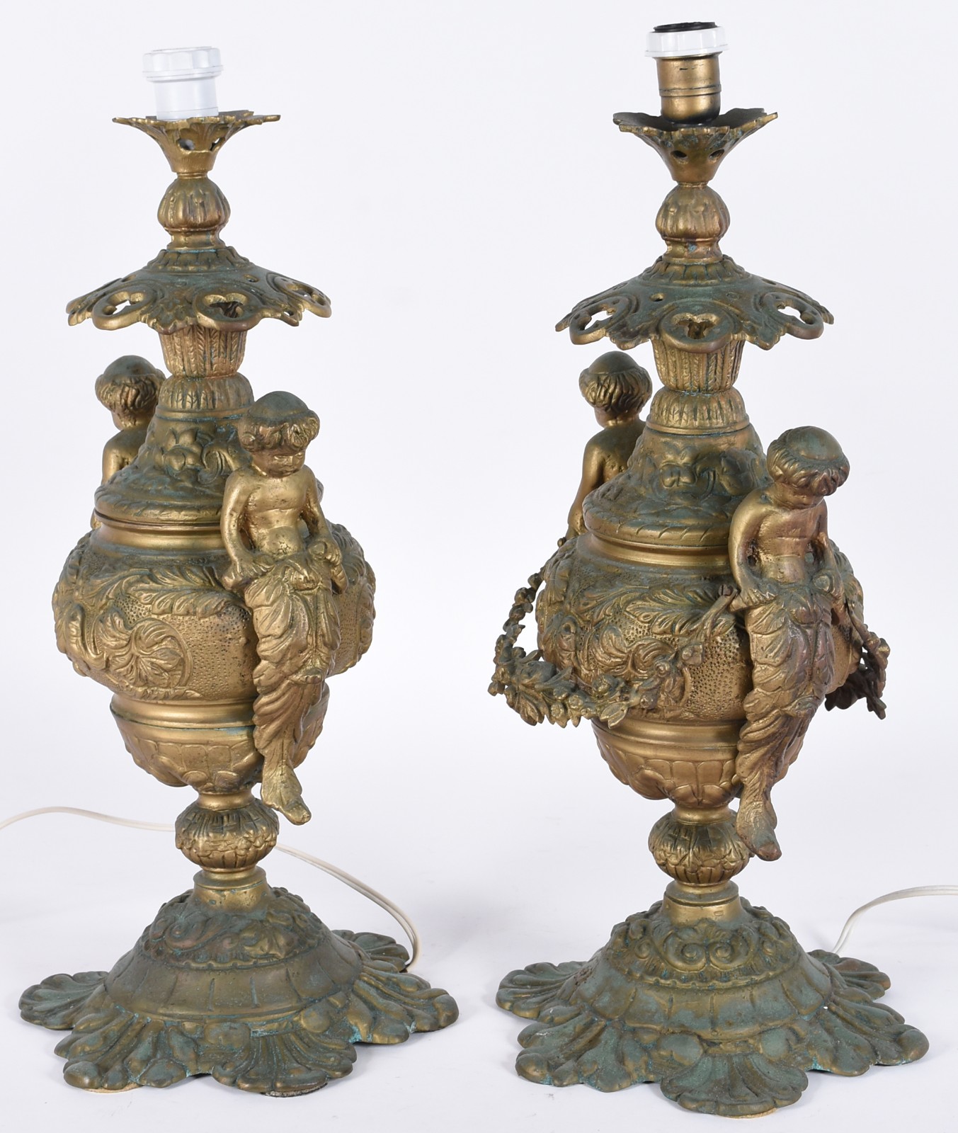 Par de abatjoures de metal dourado decorados com figuras de anjos nas... - foto 3 de 6