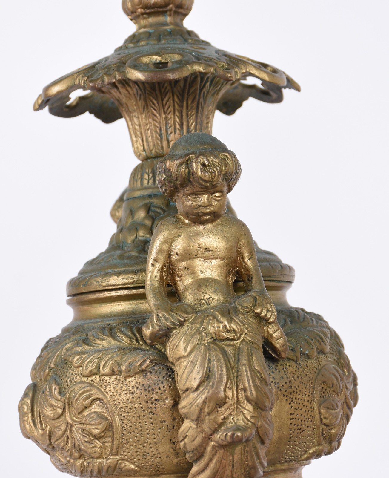 Par de abatjoures de metal dourado decorados com figuras de anjos nas... - foto 5 de 6