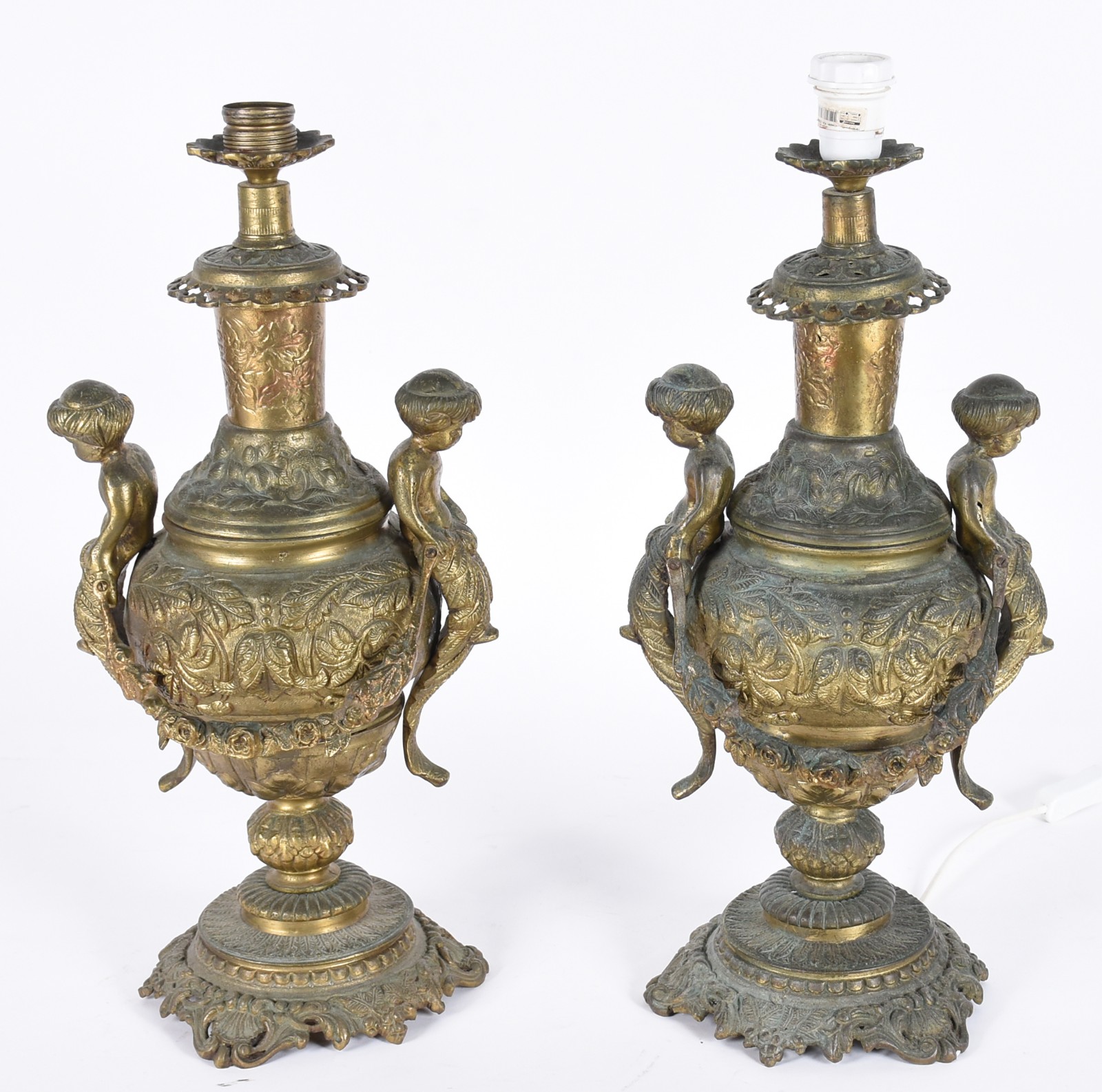 Par de abatjoures de metal dourado decorados com figuras de anjos nas... - foto 1 de 7