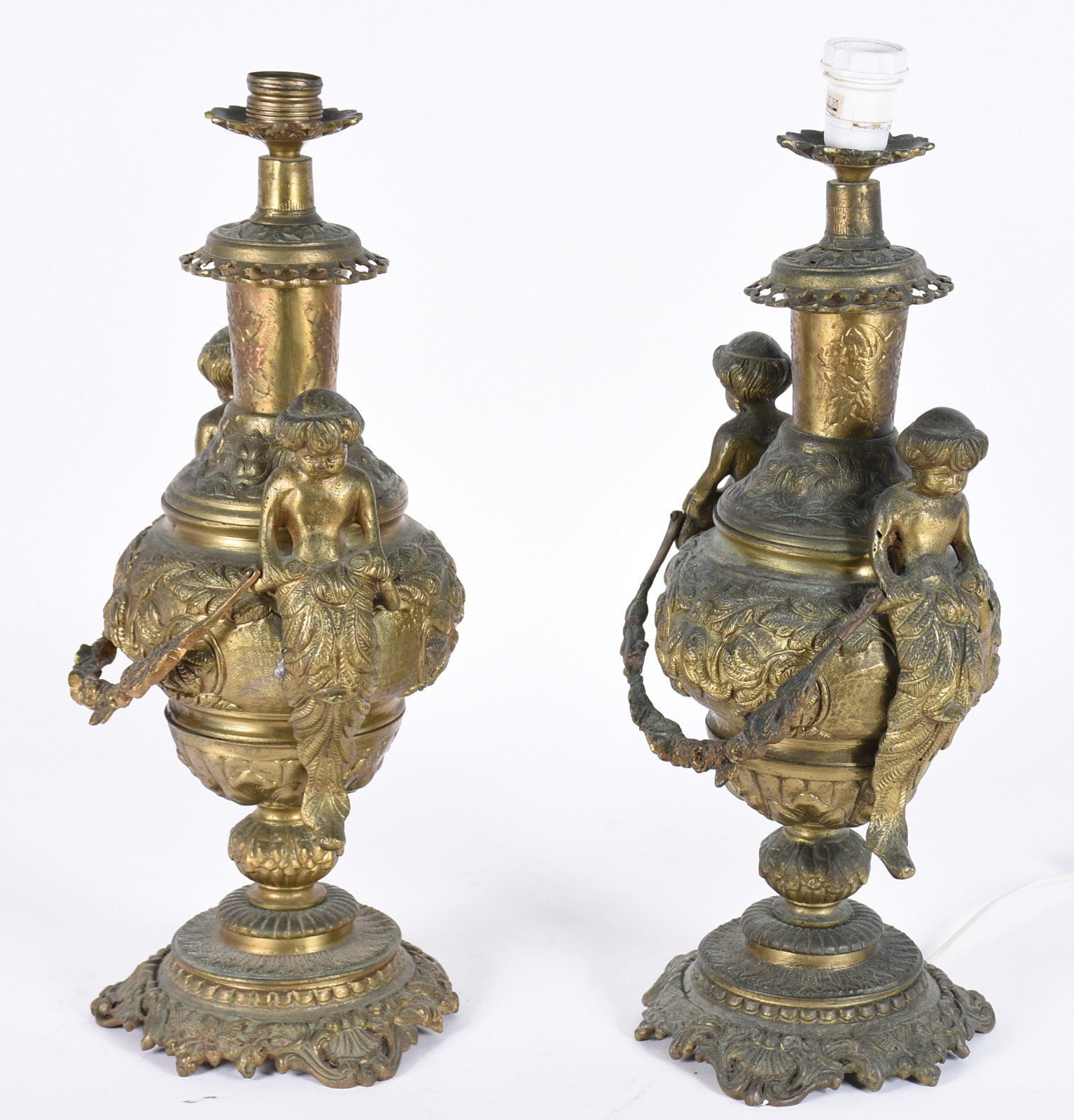 Par de abatjoures de metal dourado decorados com figuras de anjos nas... - foto 3 de 7
