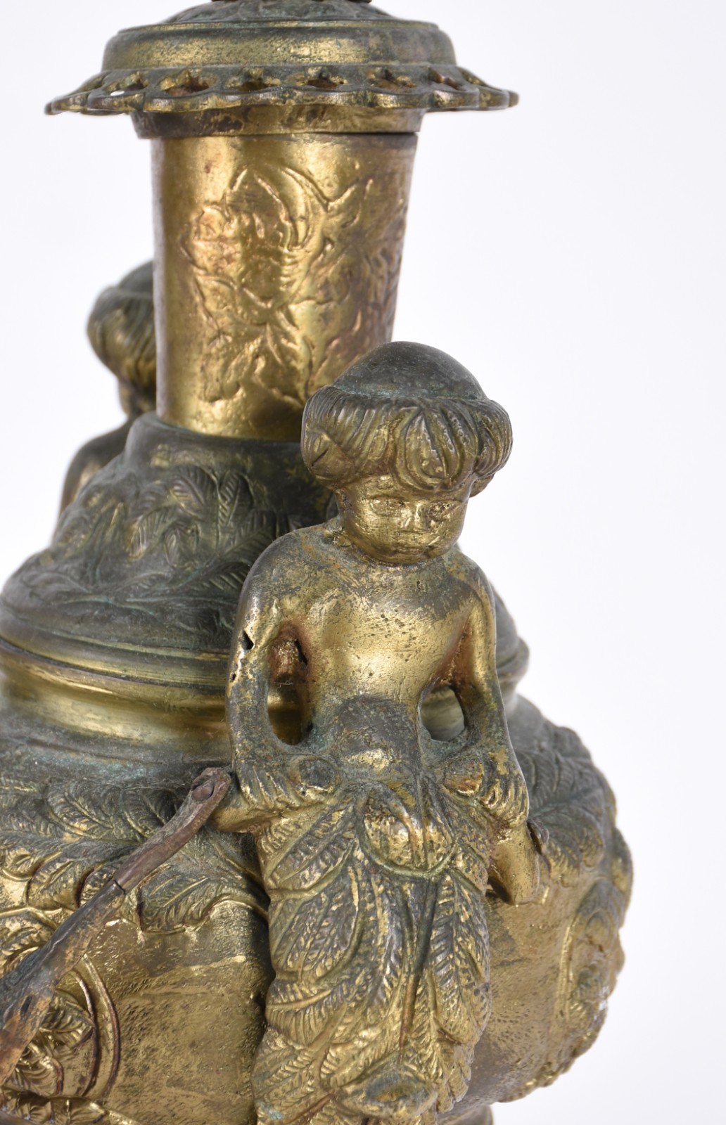 Par de abatjoures de metal dourado decorados com figuras de anjos nas... - foto 4 de 7
