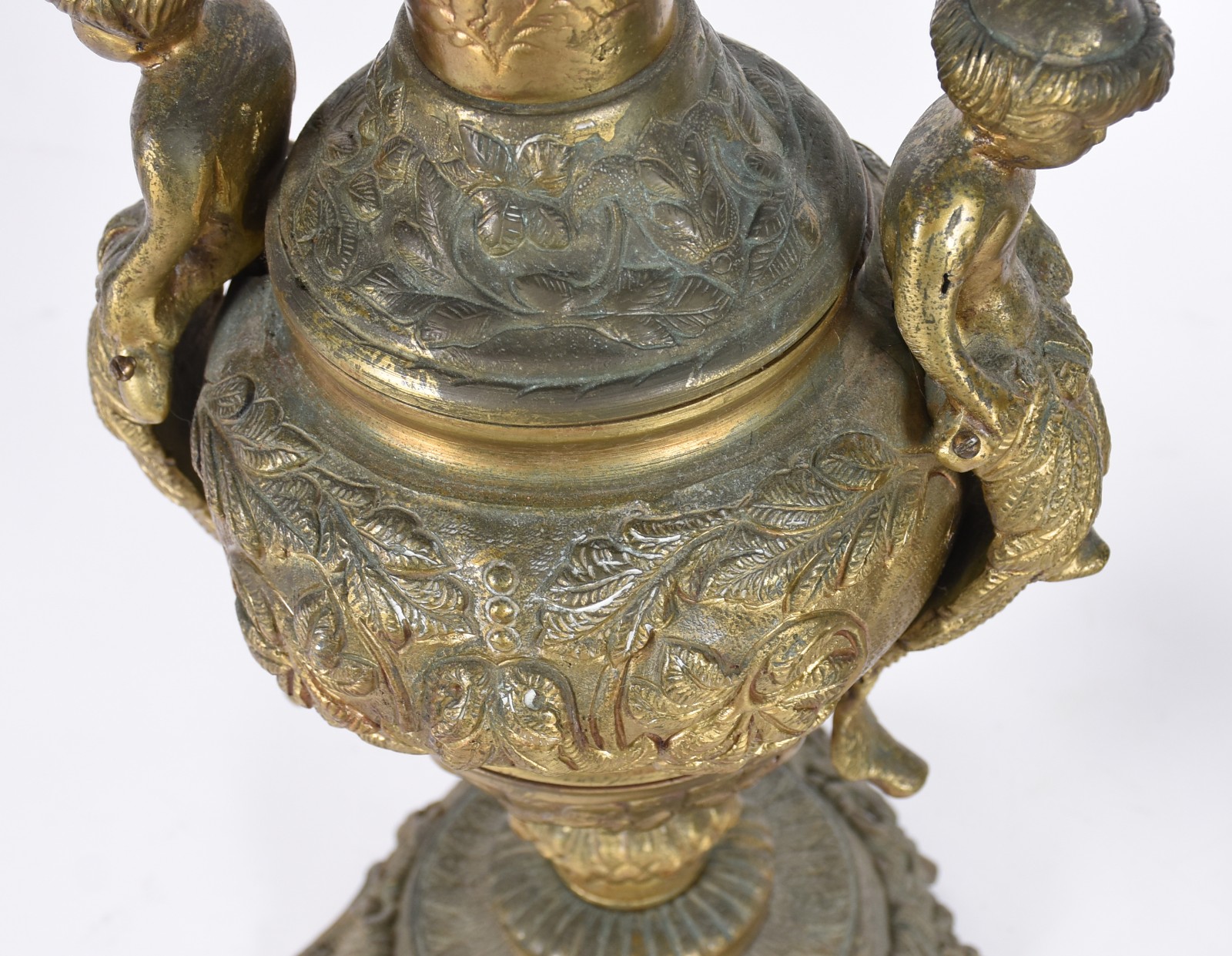 Par de abatjoures de metal dourado decorados com figuras de anjos nas... - foto 7 de 7