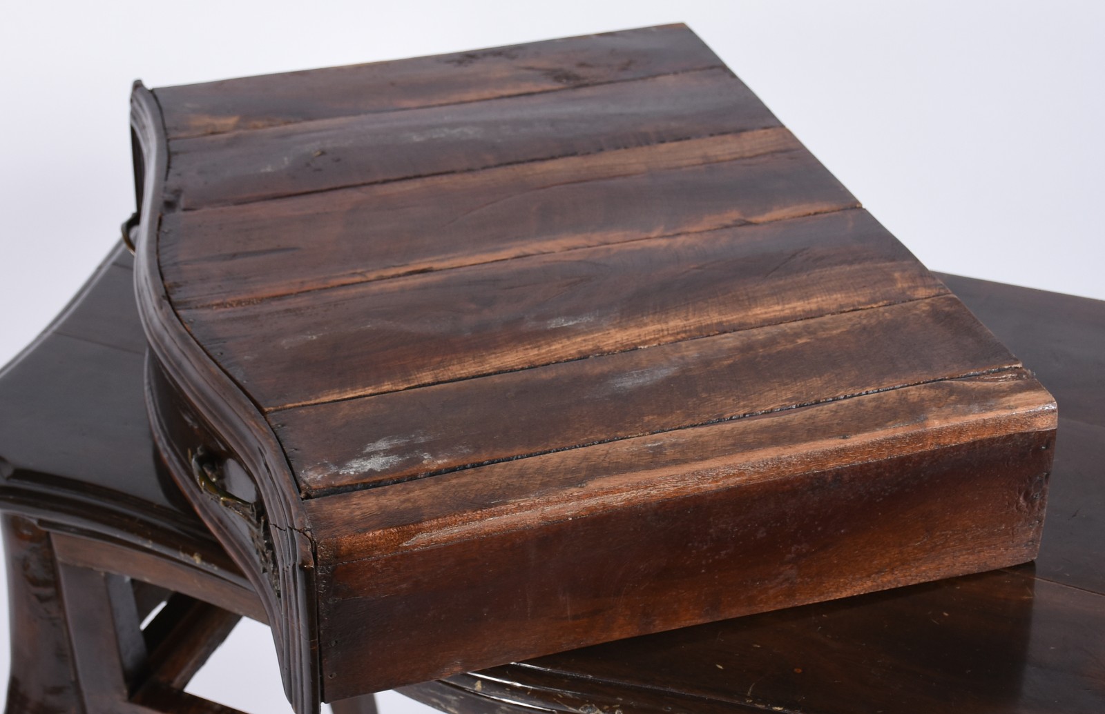 Mesa de encostar de jacarandá Dom José, uma gaveta com puxadores de... - foto 3 de 6