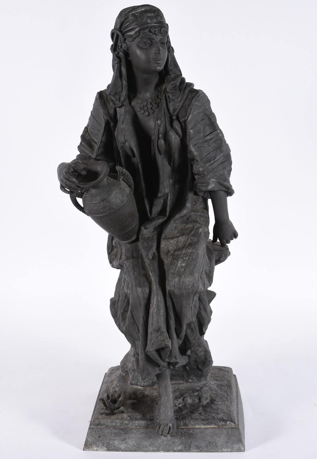 Escultura de petit bronze representando figura feminina com cântaro... - foto 1 de 5