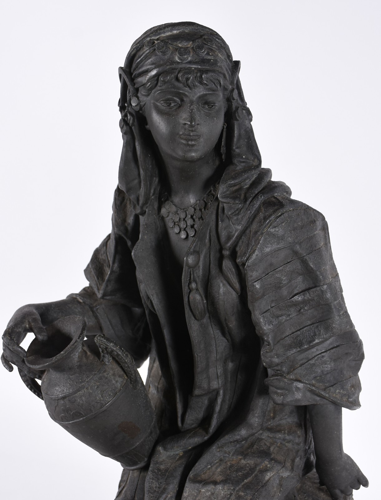 Escultura de petit bronze representando figura feminina com cântaro... - foto 2 de 5