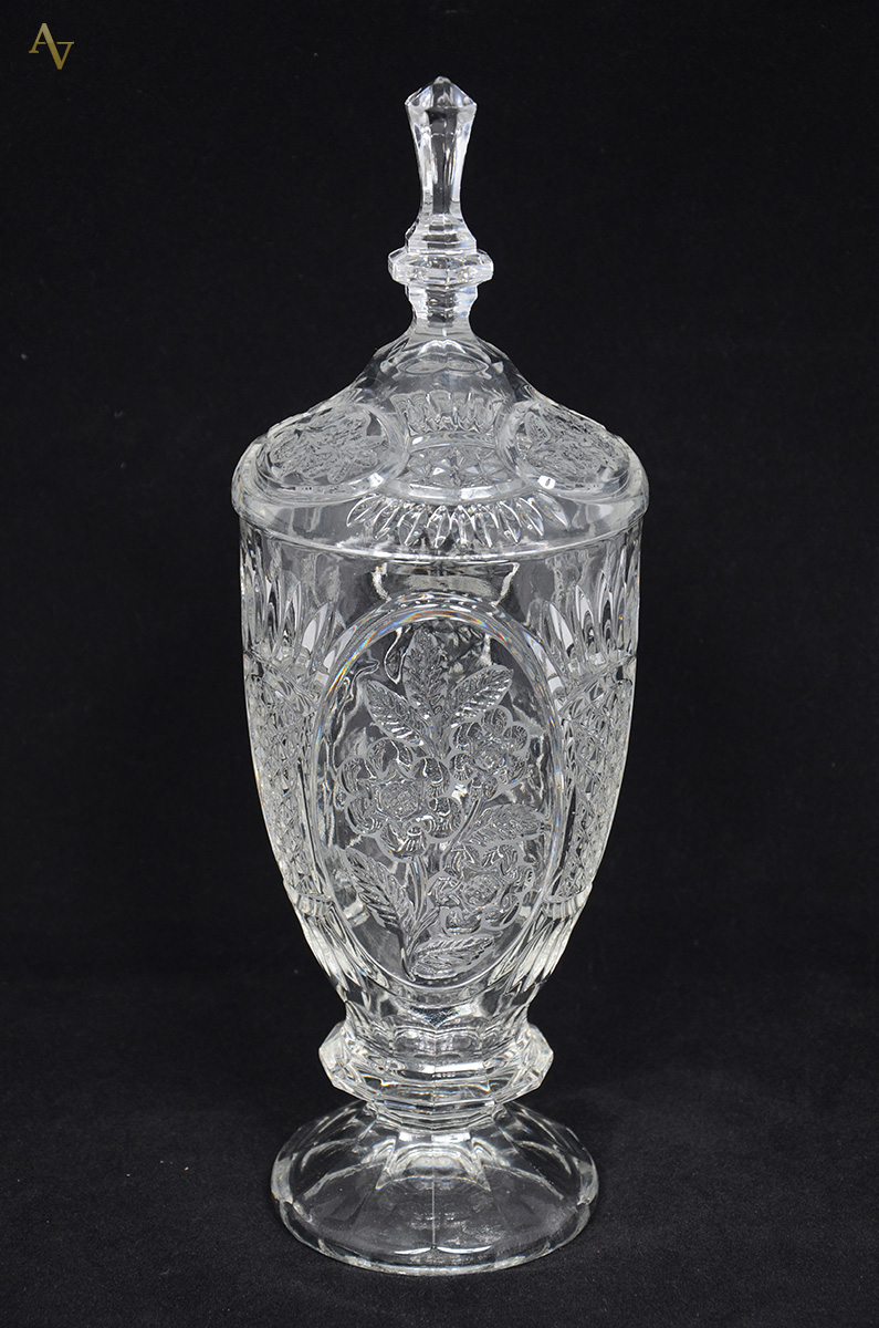Compoteira de cristal tcheco lapidado. Altura 37 cm.