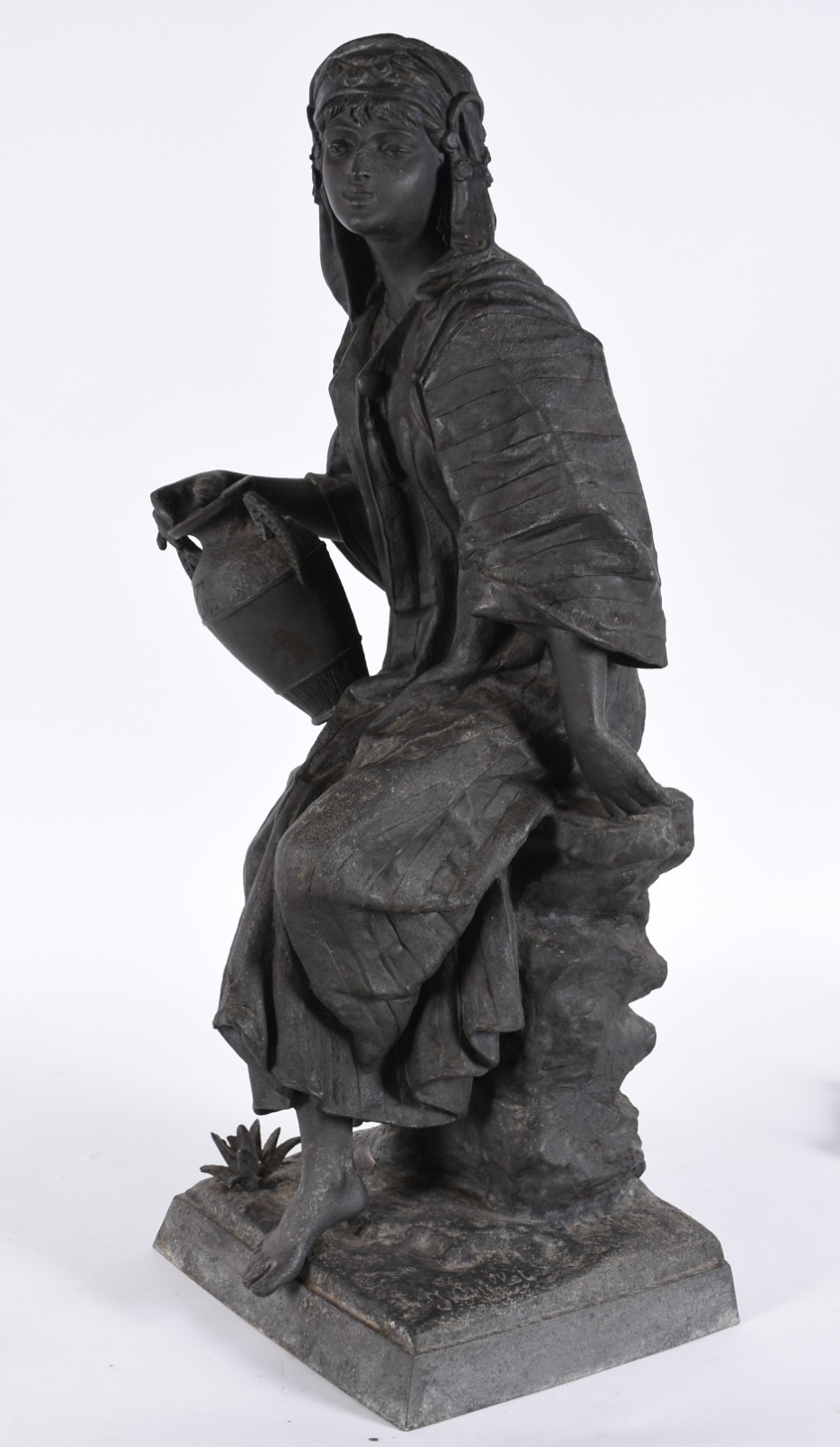 Escultura de petit bronze representando figura feminina com cântaro... - foto 3 de 5