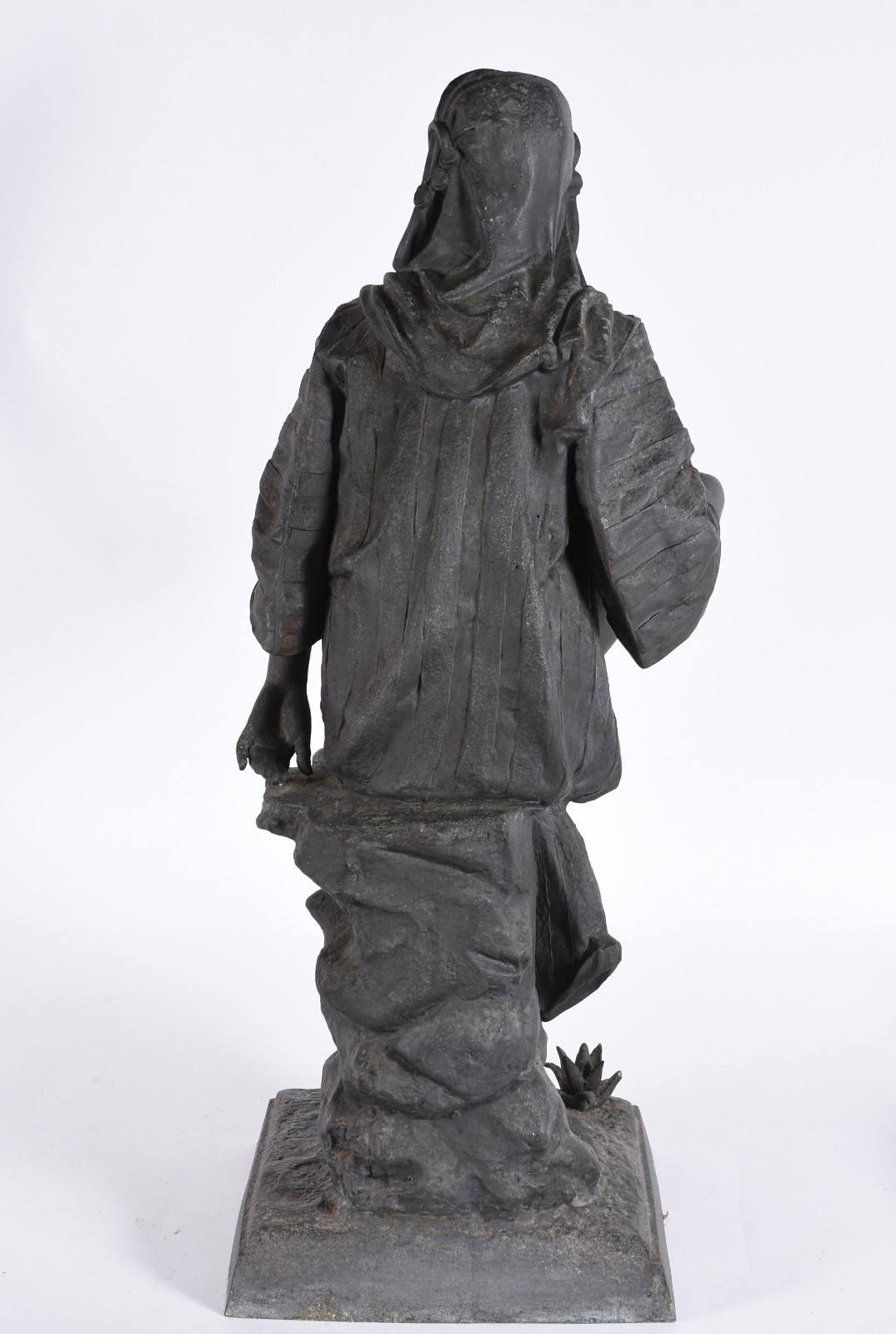 Escultura de petit bronze representando figura feminina com cântaro... - foto 4 de 5
