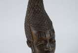 Escultura em bronze do Benin rep. cabeça de rai... - Escultura em bronze do Benin rep. cabeça de rainha - Séc. XIX/XX - Med. 10 x 10 cm. Alt. 42 cm