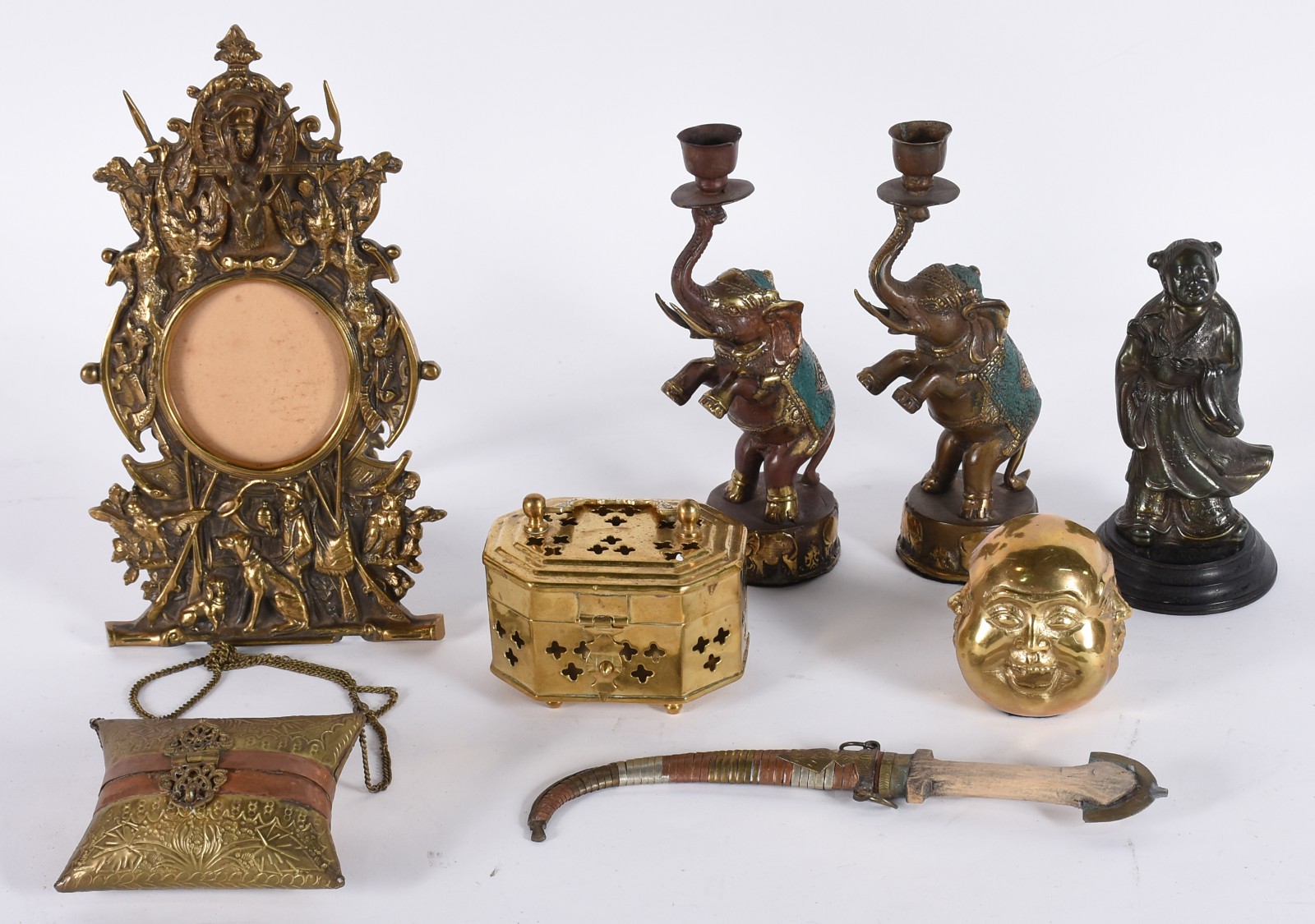 Diversas peças de metal dourado, sendo: par de elefantes e caixa de... - foto 1 de 8