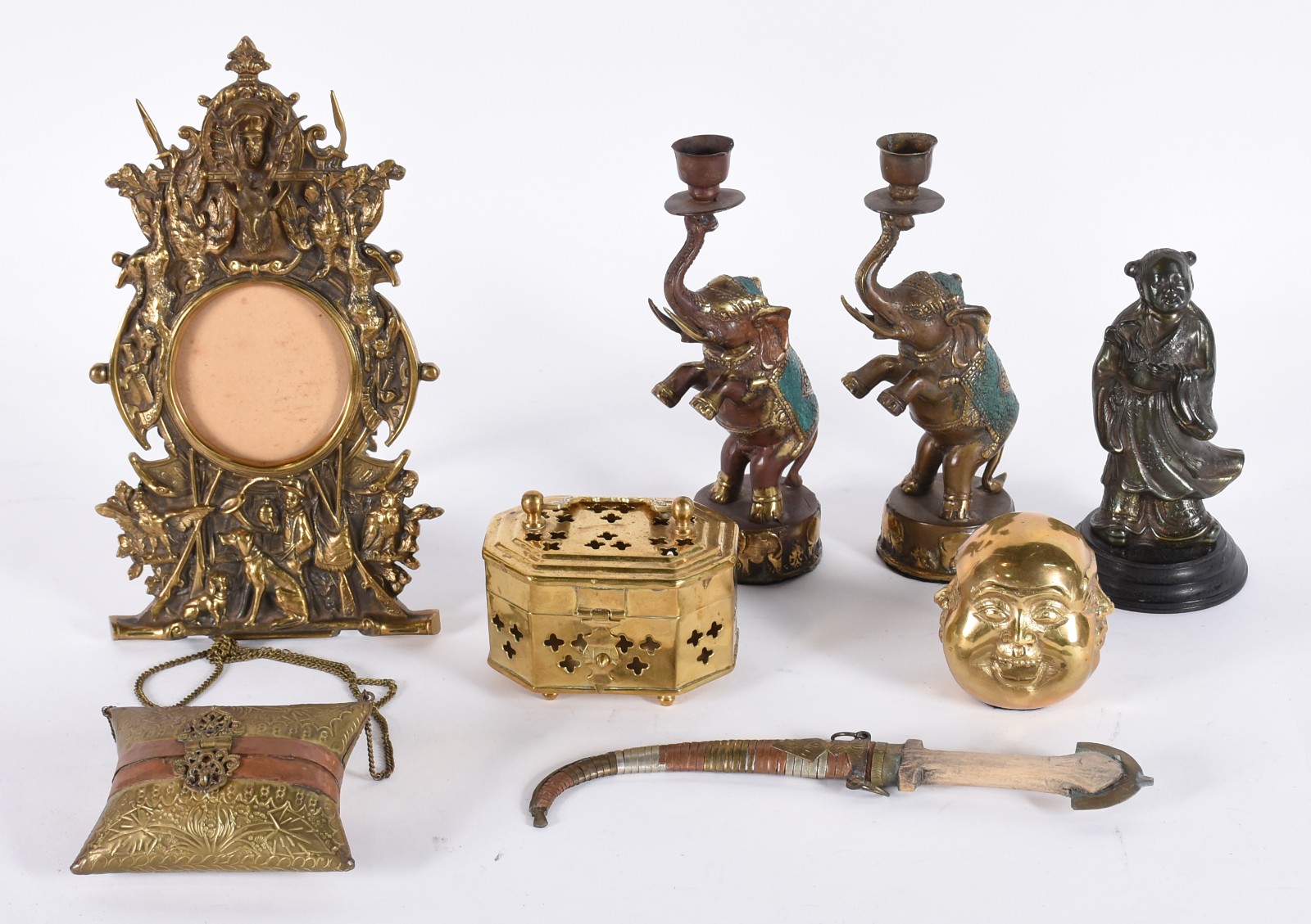 Diversas peças de metal dourado, sendo: par de elefantes e caixa de... - foto 2 de 8