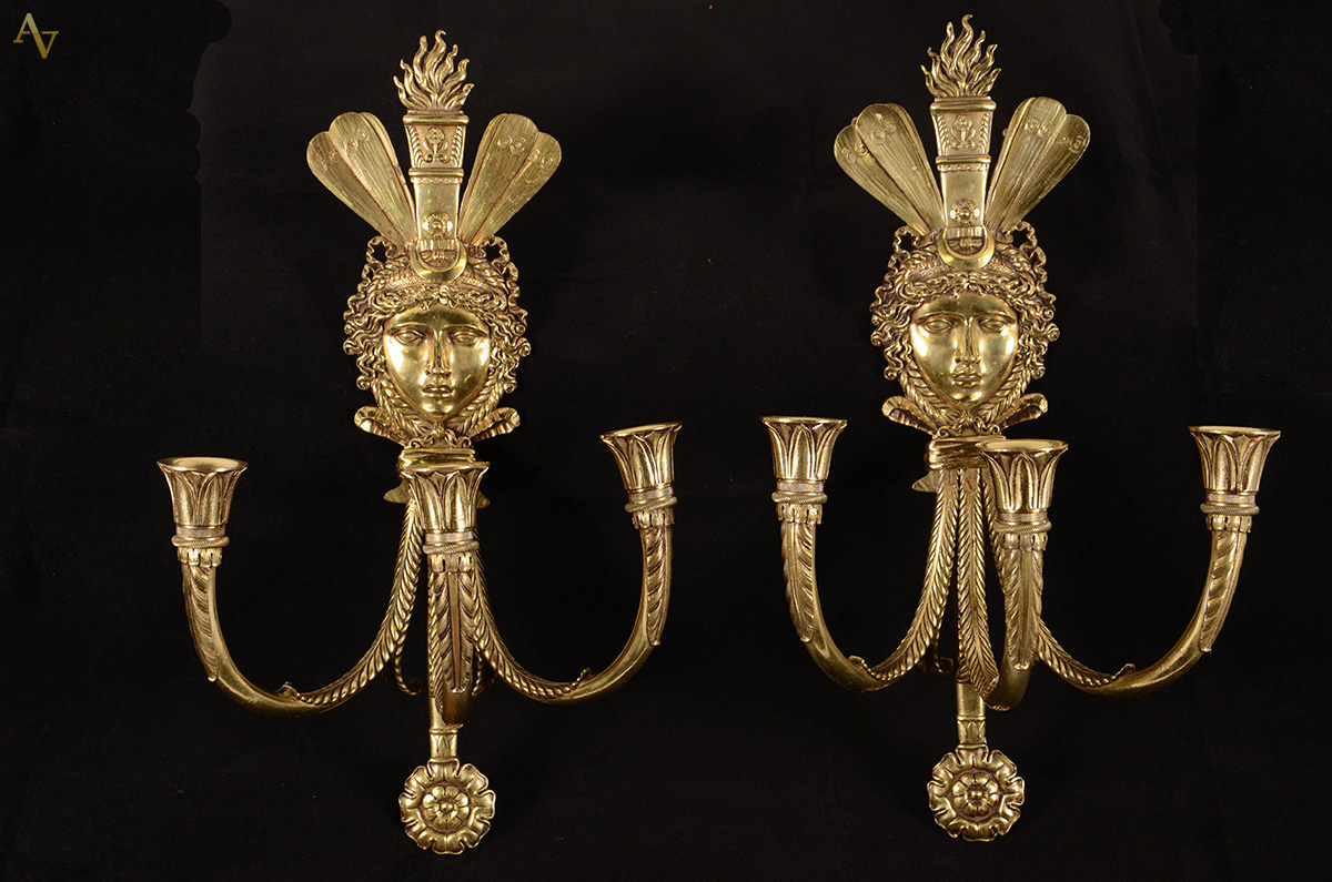 Par de apliques de parede francês para 3 velas; bronze polido, braços...