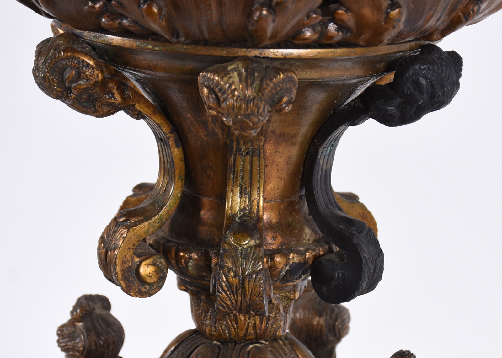 Grande castiçal de bronze decorado com folhagens e alças com figuras... - foto 4 de 7