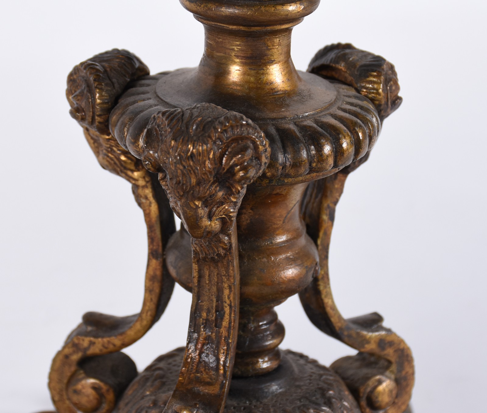 Grande castiçal de bronze decorado com folhagens e alças com figuras... - foto 5 de 7