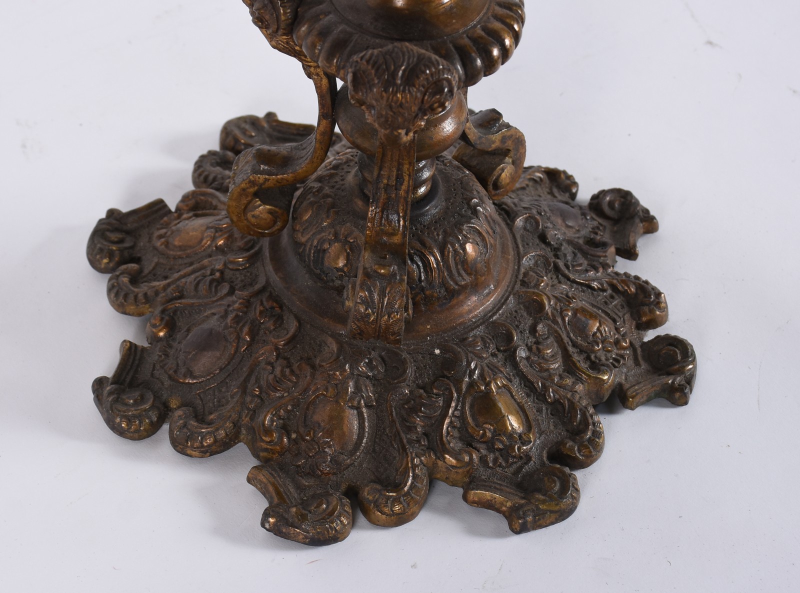 Grande castiçal de bronze decorado com folhagens e alças com figuras... - foto 6 de 7