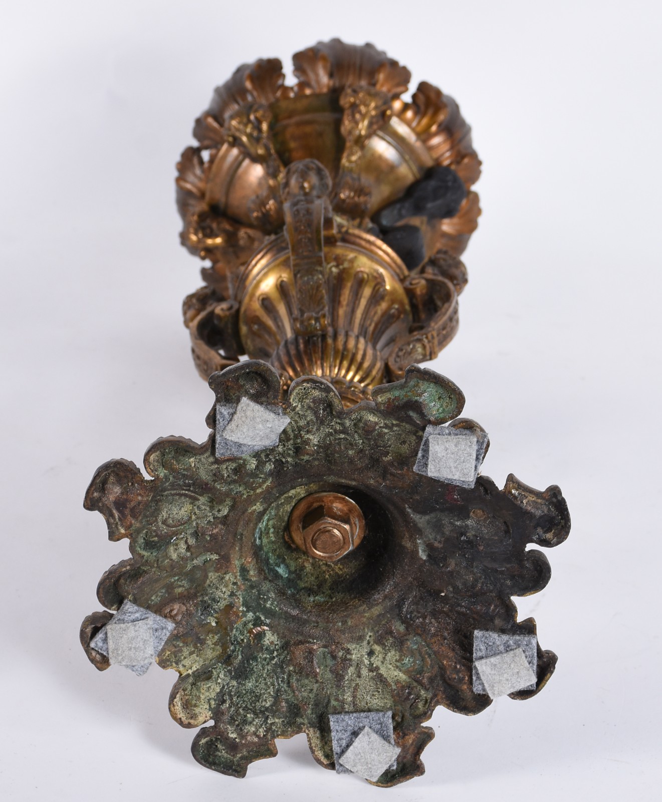 Grande castiçal de bronze decorado com folhagens e alças com figuras... - foto 7 de 7