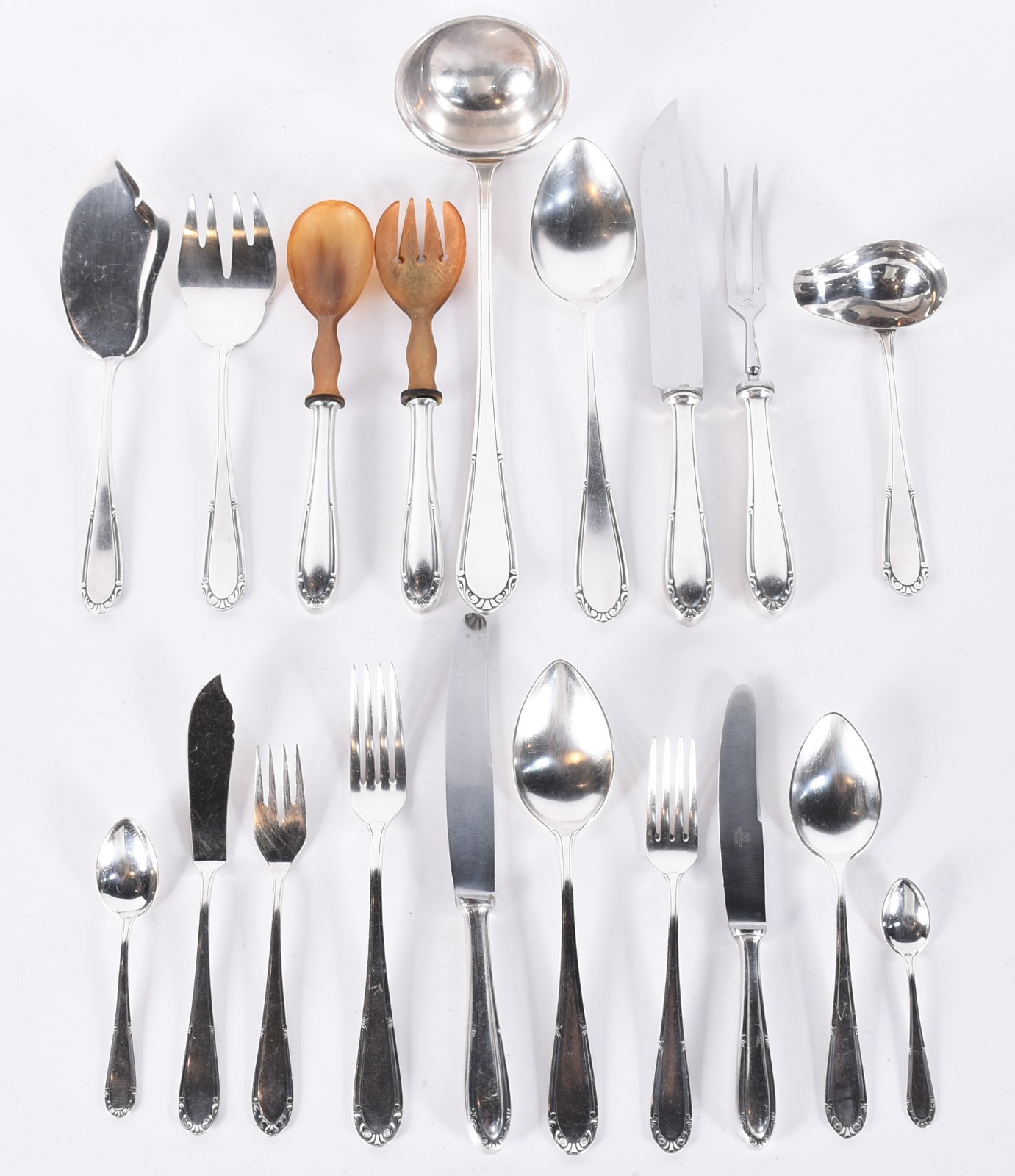 Faqueiro de prata 90 Wolff, composto de: 12 colheres, 12 garfos, 12... - foto 1 de 6