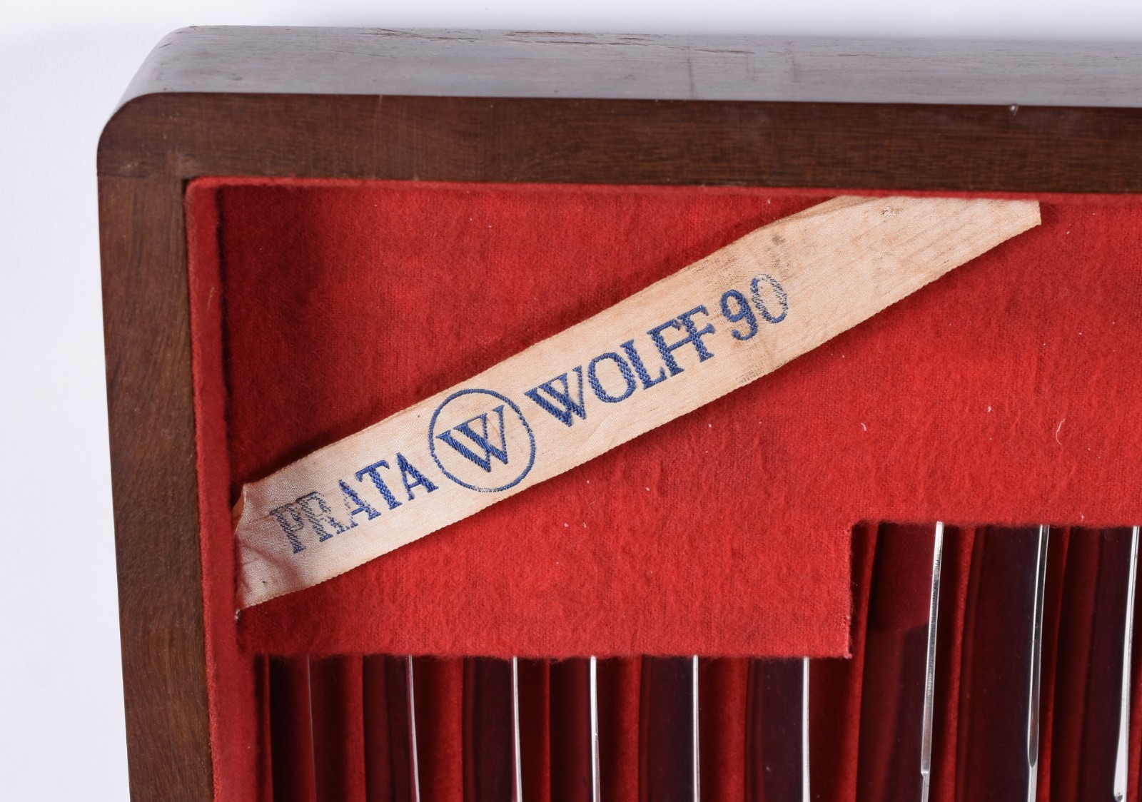 Faqueiro de prata 90 Wolff, composto de: 12 colheres, 12 garfos, 12... - foto 4 de 6