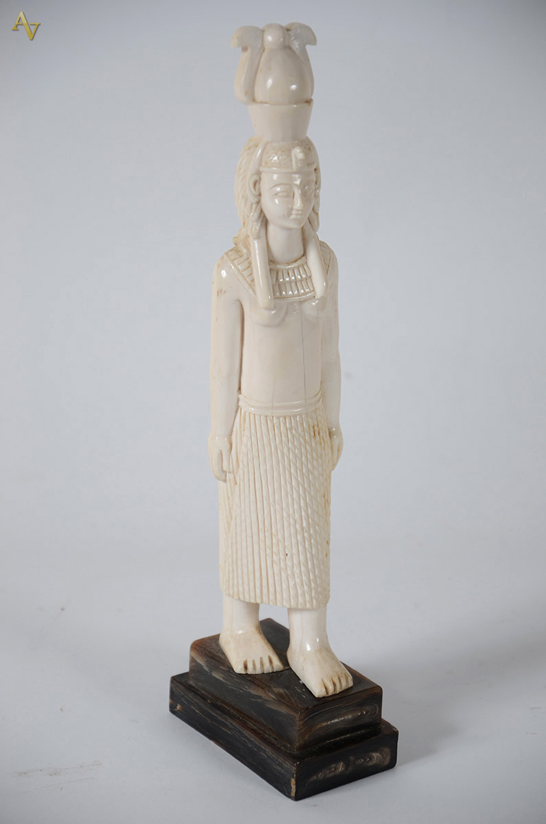Escultura em marfim rep. Nefertite. Alt. 32 cm