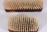 Diversas peças, sendo: Conjunto de rolinhos e p... - Diversas peças, sendo: Conjunto de rolinhos e pinças de cabelo, no estojo original e manual da CLAIROL, com fiação para aquecer; pente articulad...