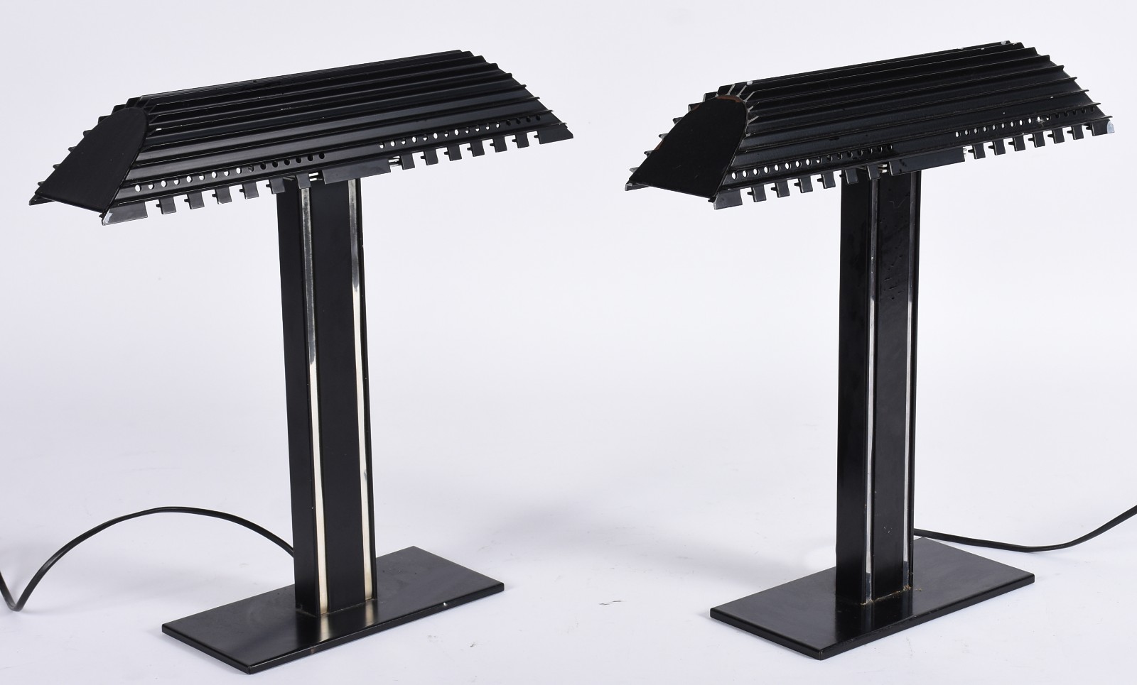 Par de "Table Lamp" francesa de metal pintado de preto. - foto 1 de 6