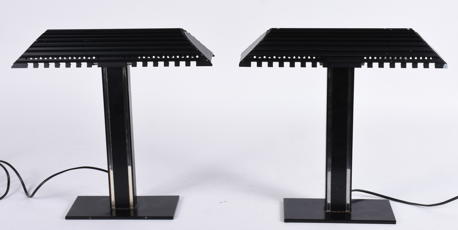 Par de "Table Lamp" francesa de metal pintado de preto. - foto 2 de 6