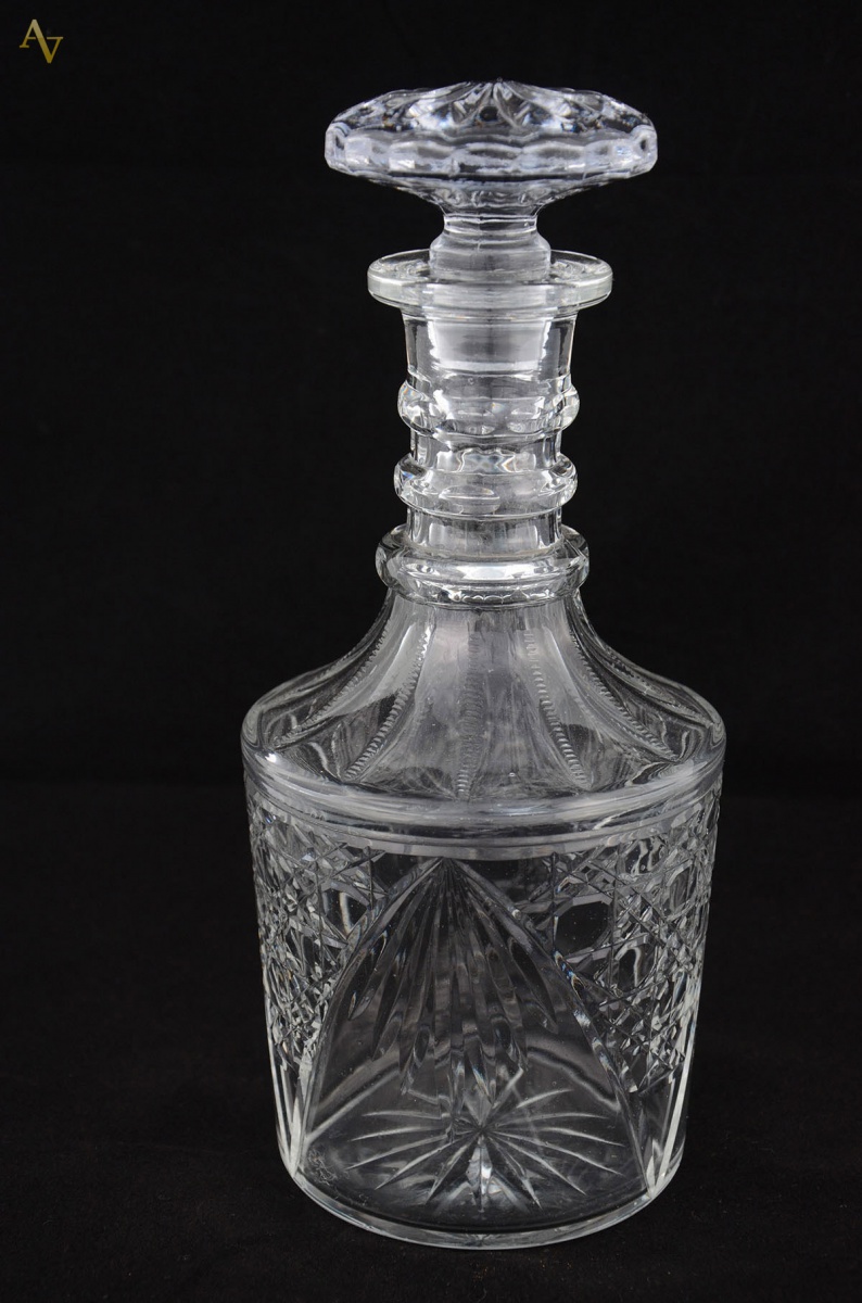 Garrafa de cristal europeu, Séc. XIX/XX, formato cilíndrico; lapidada...