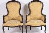 Par de poltronas de madeira nobre, estilo Luis ... - Par de poltronas de madeira nobre, estilo Luis XV, estofamento forrado com tecido adamascado floral em tons de amarelo com tacheados.
