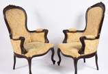 Par de poltronas de madeira nobre, estilo Luis ... - Par de poltronas de madeira nobre, estilo Luis XV, estofamento forrado com tecido adamascado floral em tons de amarelo com tacheados.