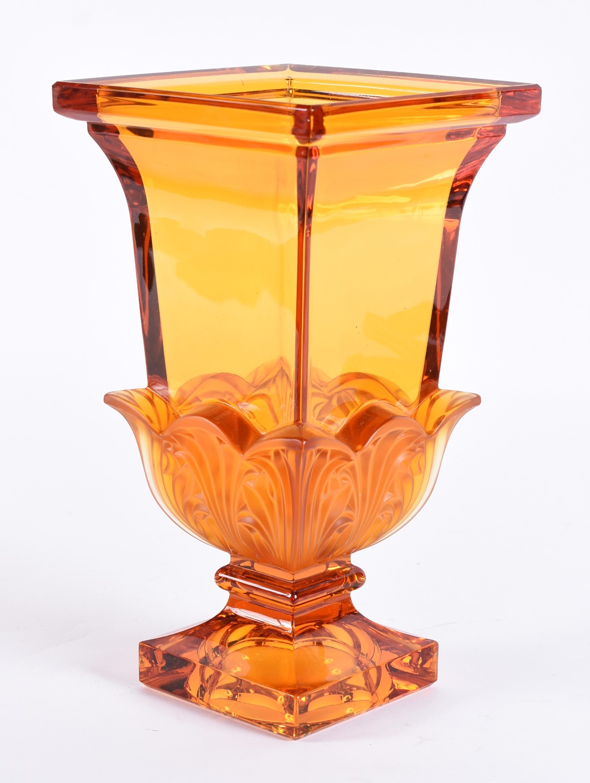 Vaso de cristal na cor âmbar feitio quadrangular com flores em relevo. - foto 1 de 4
