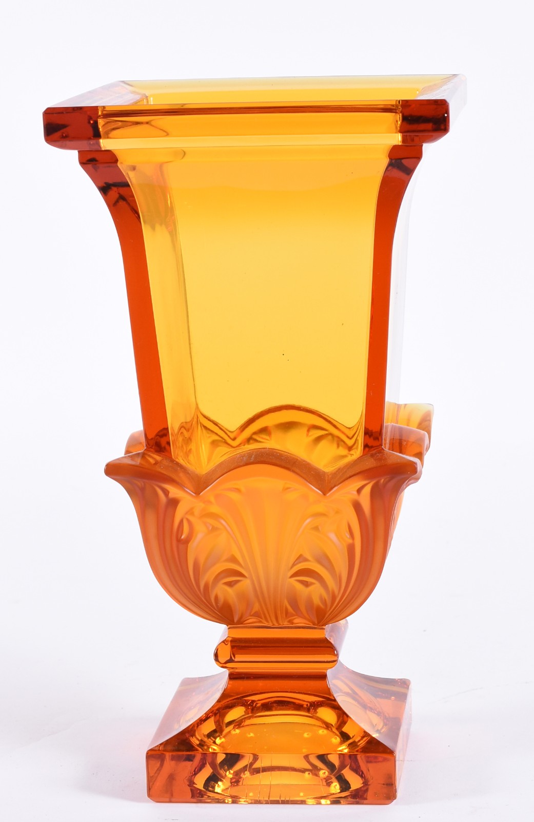 Vaso de cristal na cor âmbar feitio quadrangular com flores em relevo. - foto 2 de 4
