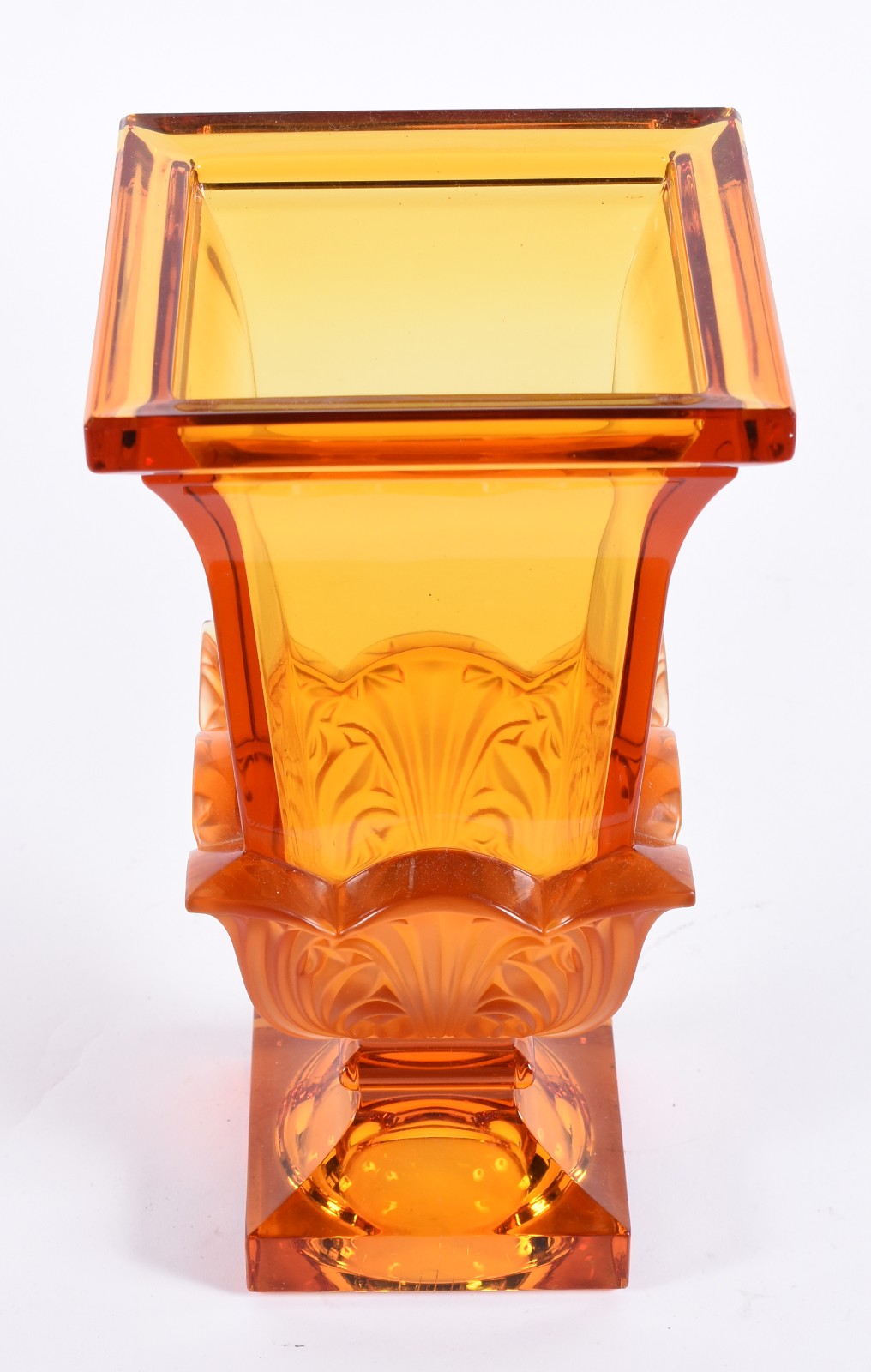 Vaso de cristal na cor âmbar feitio quadrangular com flores em relevo. - foto 3 de 4