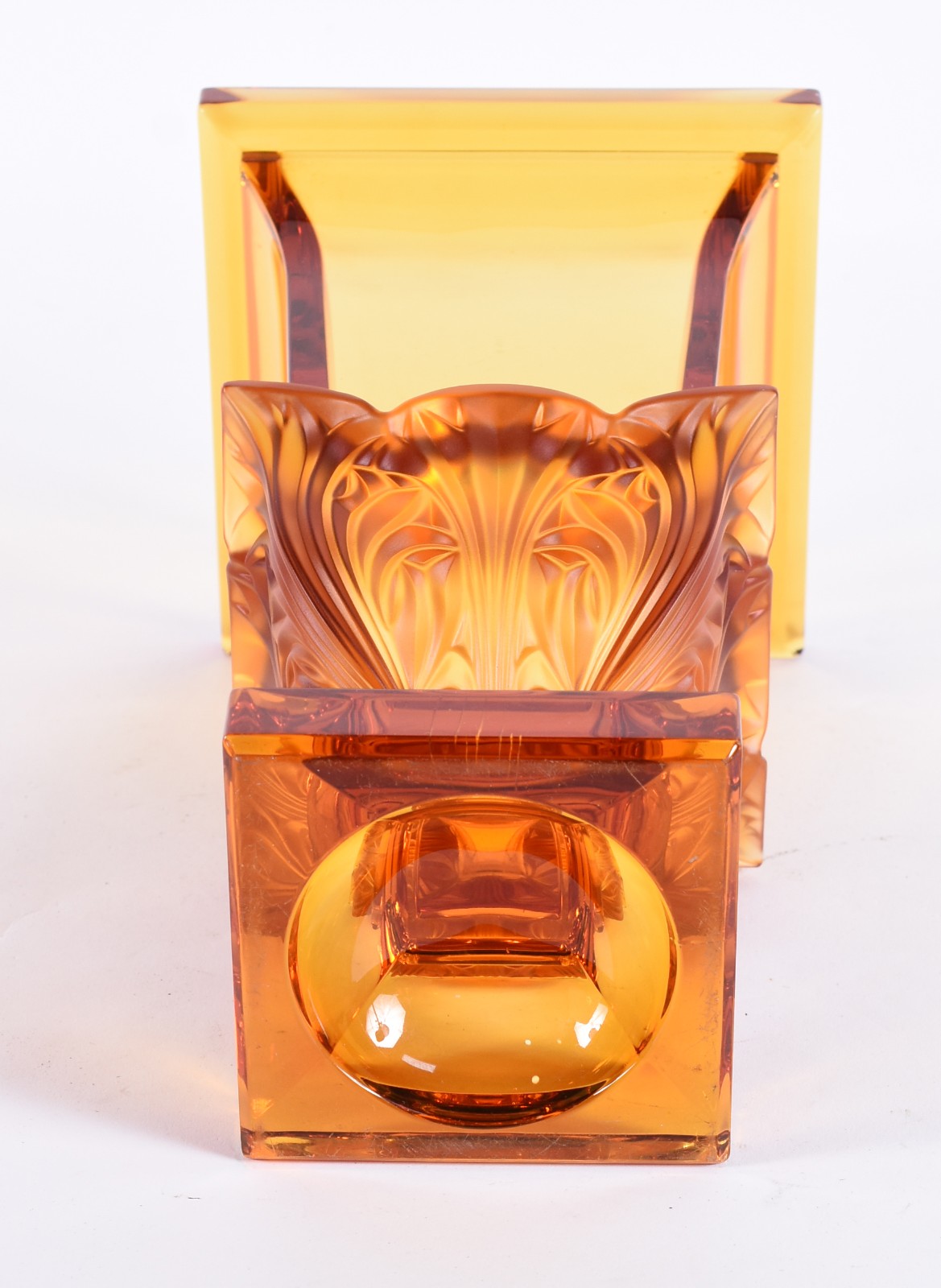 Vaso de cristal na cor âmbar feitio quadrangular com flores em relevo. - foto 4 de 4