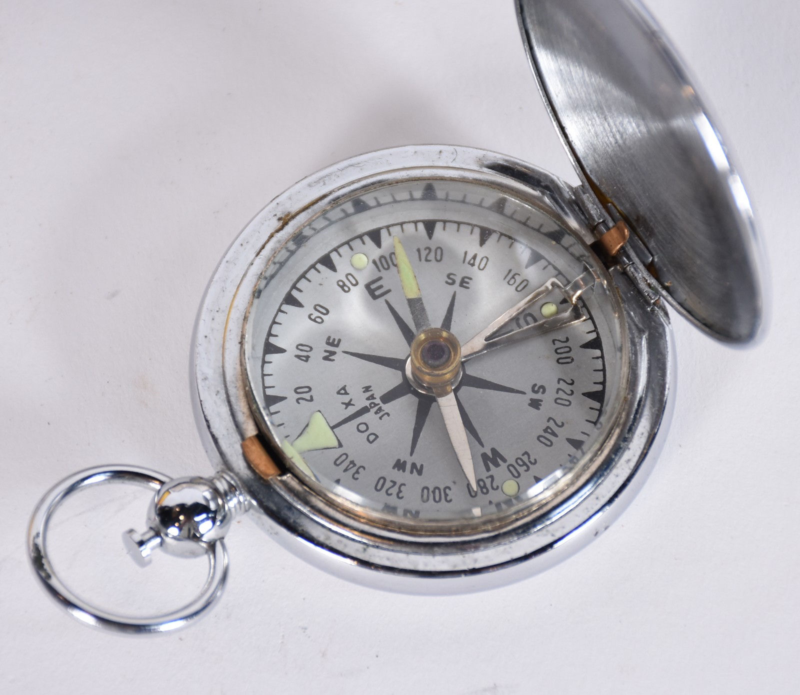 Diversas peças, sendo: bussola, colar com pedras corais e 2 pequenas... - foto 3 de 7