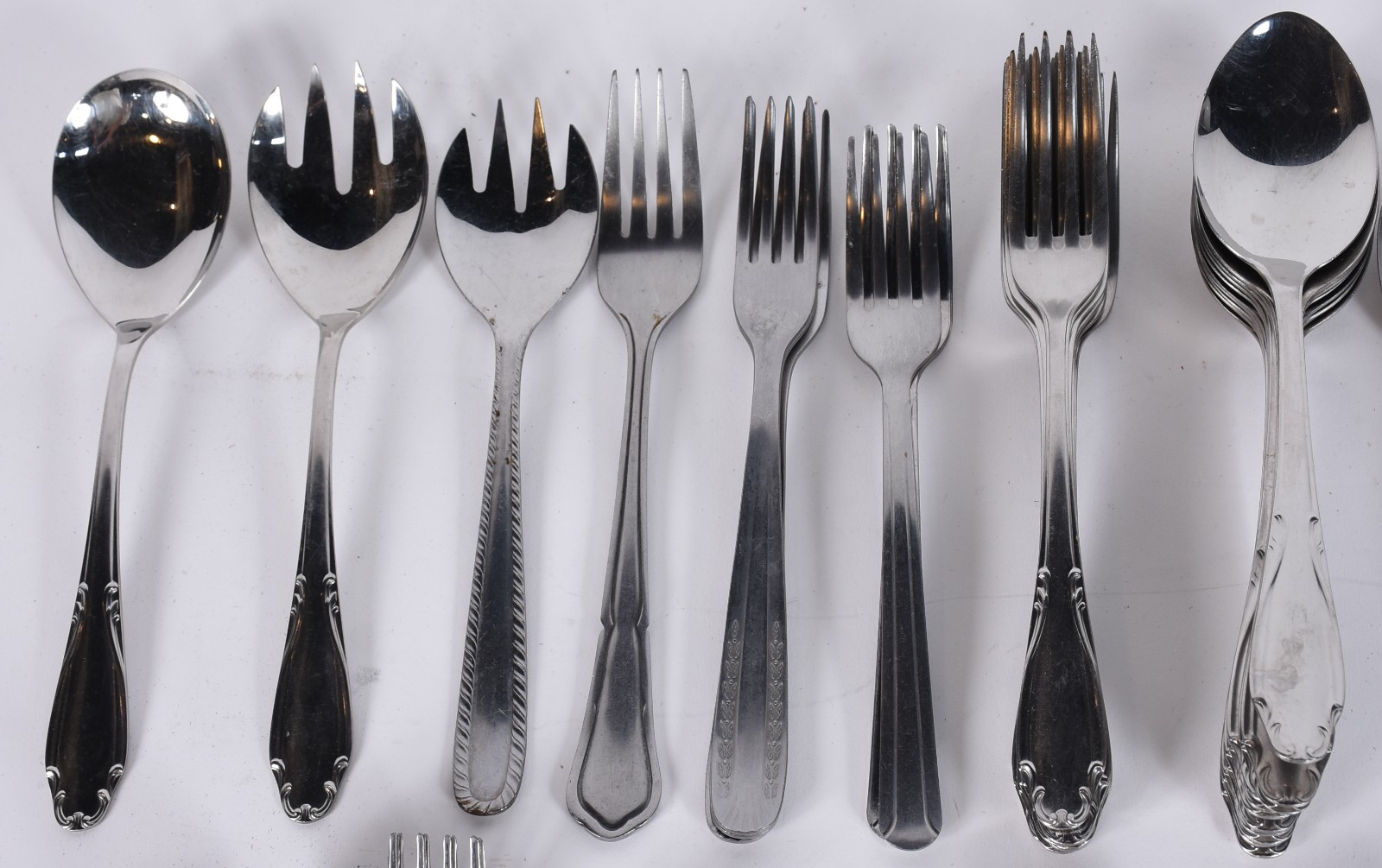 Faqueiro Inox composto de:14 colheres, 15 garfos, 12 facas grandes... - foto 2 de 8