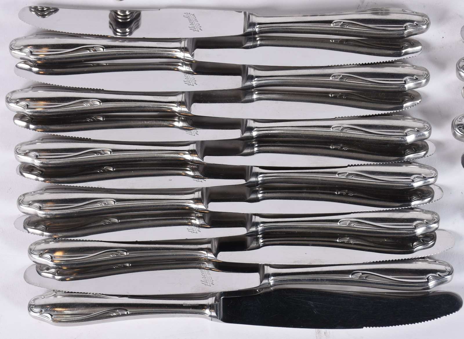 Faqueiro Inox composto de:14 colheres, 15 garfos, 12 facas grandes... - foto 4 de 8