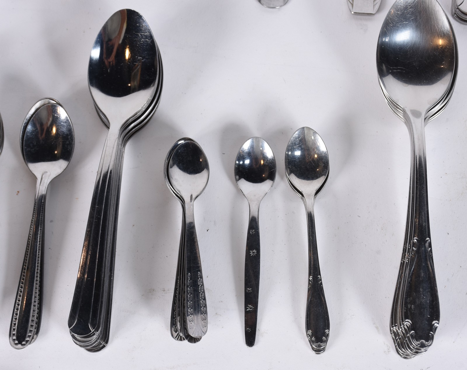 Faqueiro Inox composto de:14 colheres, 15 garfos, 12 facas grandes... - foto 5 de 8