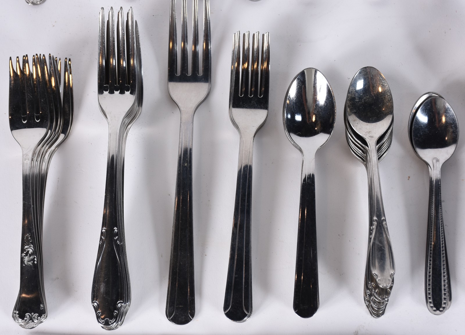 Faqueiro Inox composto de:14 colheres, 15 garfos, 12 facas grandes... - foto 6 de 8