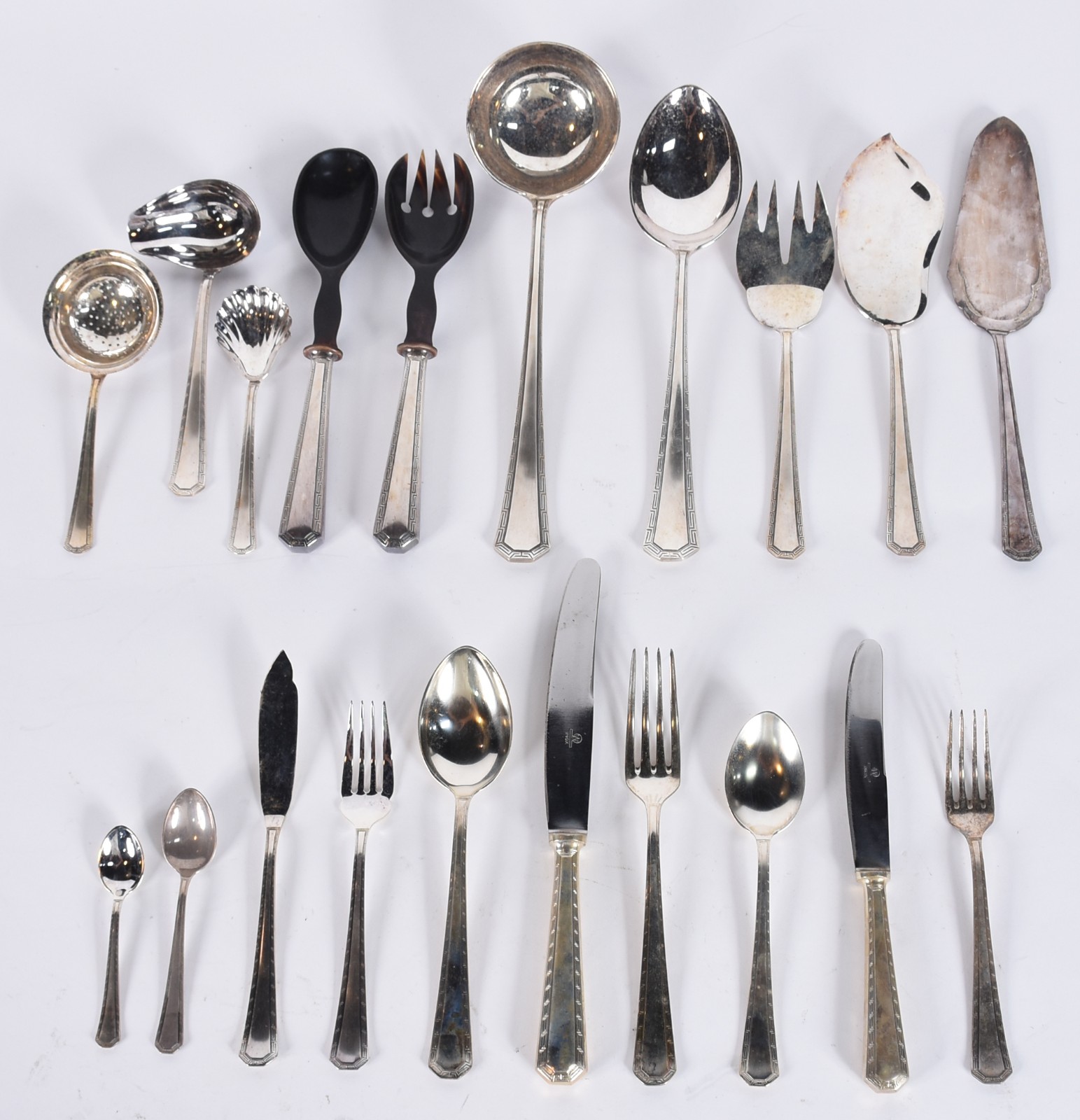 Faqueiro de prata 90 Vix, composto de: 12 colheres, 12 garfos, 12... - foto 1 de 5