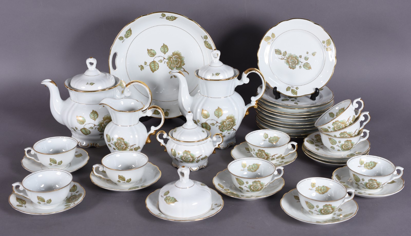Aparelho de chá de porcelana Real composto de: 10 xícaras com pires... - foto 1 de 4