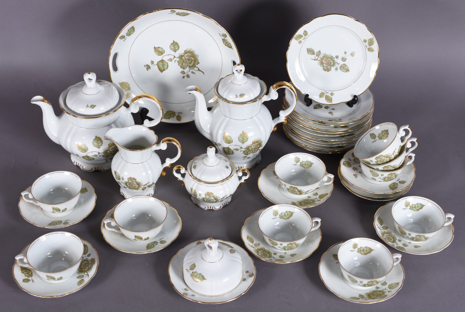 Aparelho de chá de porcelana Real composto de: 10 xícaras com pires... - foto 2 de 4
