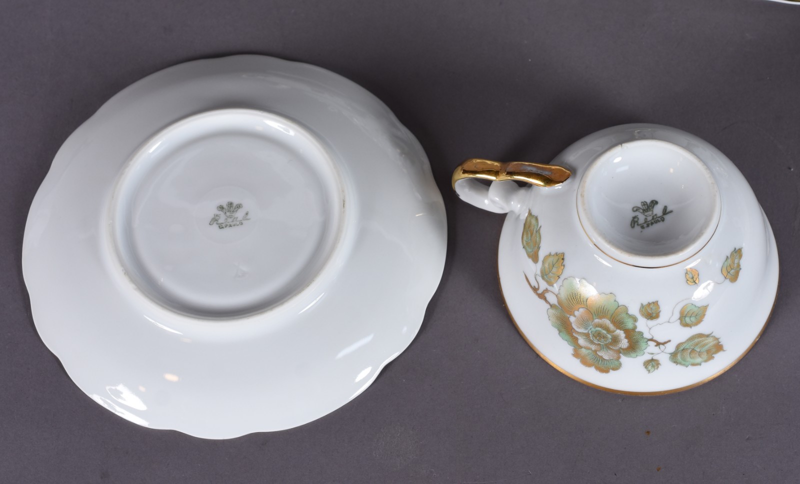 Aparelho de chá de porcelana Real composto de: 10 xícaras com pires... - foto 3 de 4